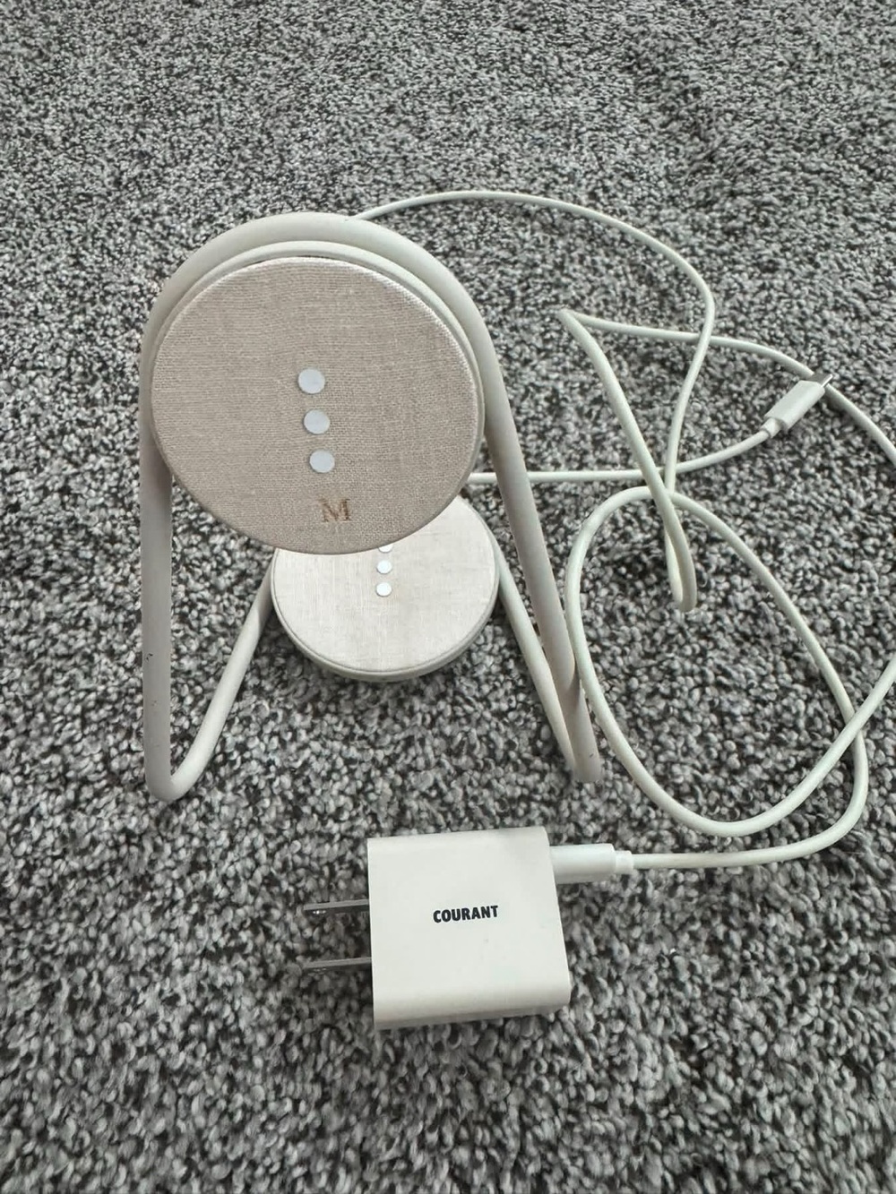 Courant wireless charging stand